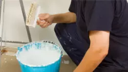 Come dipingere la vernice a base di olio con il lattice